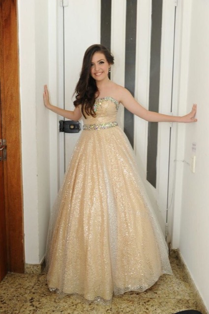 Debutante com vestido dourado