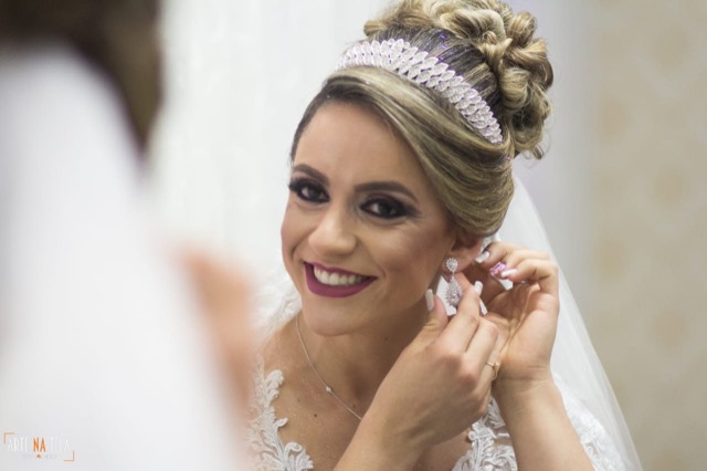 Noiva sorrindo com tiara