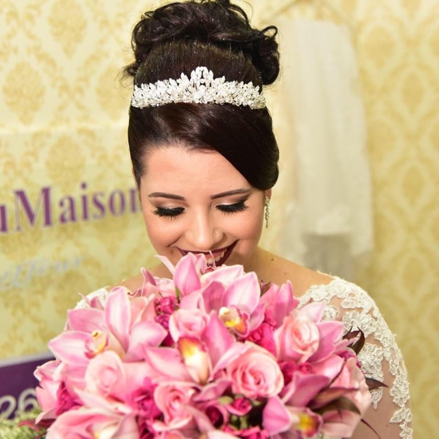 Noiva com buquê de flores rosa