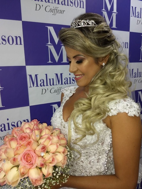 Noiva loira com ondas